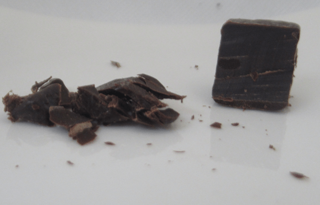「カカオの力チョコレート」の切断面