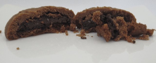 「チョコクリームクッキー」の切断面