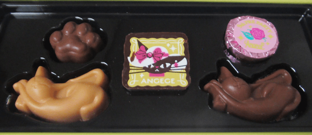 「アンジュジュ C」の缶を開けた状態