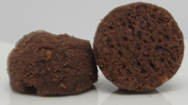 「マカダミアナッツ チョコクッキー」の表面