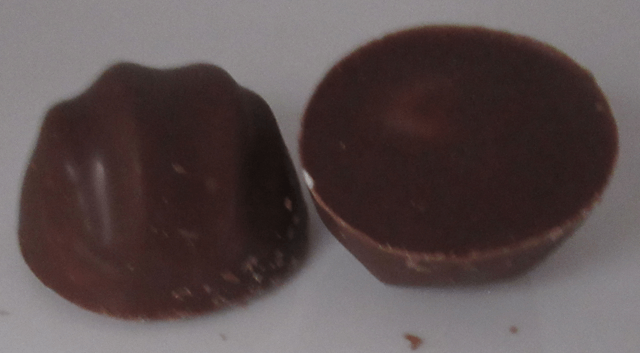 「マカダミアチョコレート」の表面