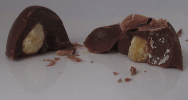 「マカダミアチョコレート」の切断面