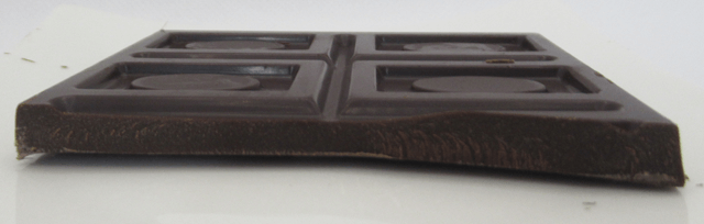 「シュガーレスダークチョコレート カカオ72％」の切断面
