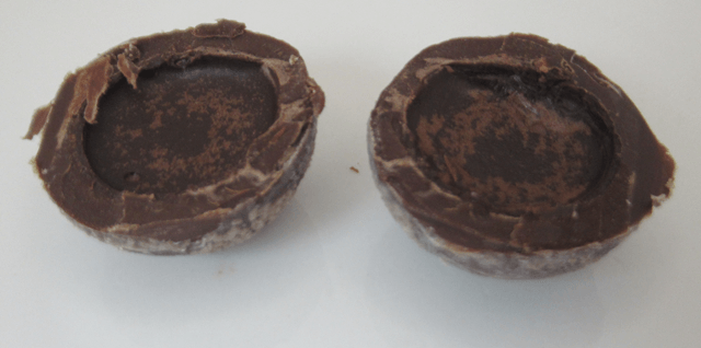 「ダークチョコレートプラリネ」の切断面
