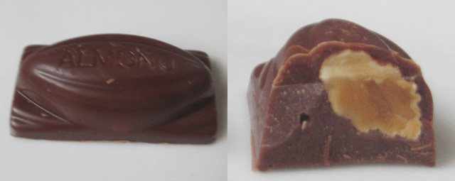 不二家「17粒アーモンドチョコレート」の表面