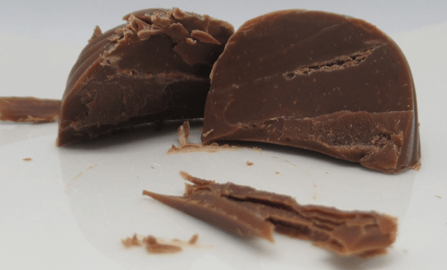 ヘーゼルナッツチョコレートの切断面