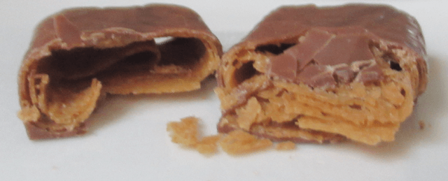 「クリスピークレープ ミルクチョコ」の切断面