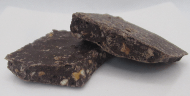 「ザ・プレッツェル　ダークチョコレートシーソルトプレッツェルバーク」の表面